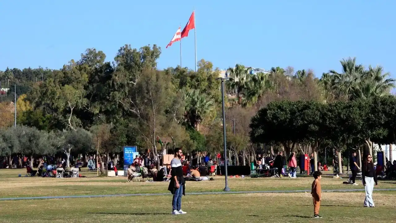Antalya'da Beydağları'nın Karlı Gölgesinde Denize Girdiler 4
